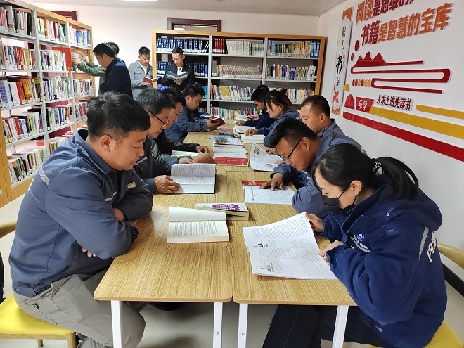 額鹽公司黨委組織開展“感黨恩 聽黨話 跟黨走”—母親湖畔閱經典，共筑書香額鹽主題黨日活動
