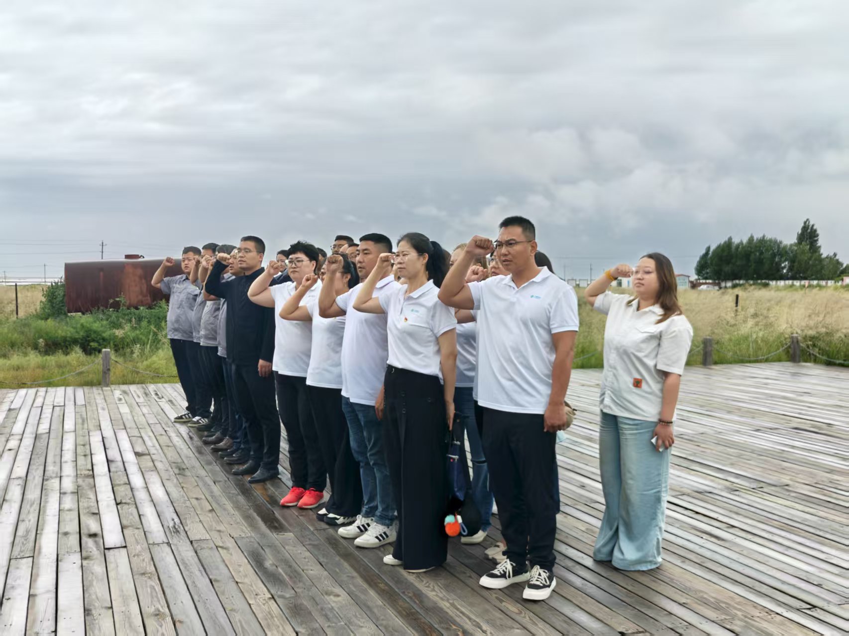 額鹽公司黨支部與東烏旗移動公司黨支部聯合開展“感黨恩,聽黨話,跟黨走”群眾教育實踐活動暨“銘記烽火歲月,傳承紅色基因”主題黨日活動